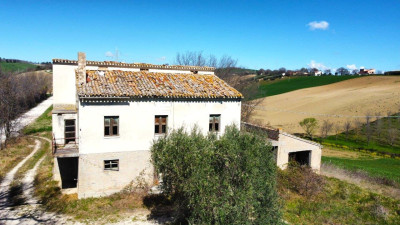 Casa Colonica in vendita a Montecassiano