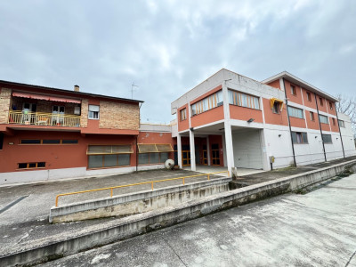 Stabile Pluriuso in vendita a Piediripa di Macerata