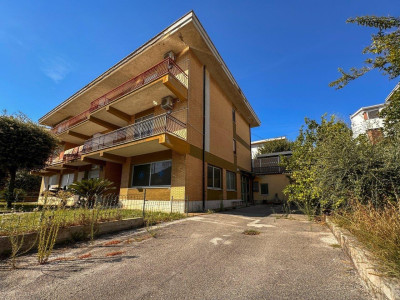 Locale Commerciale  in vendita a Porto Sant'Elpidio
